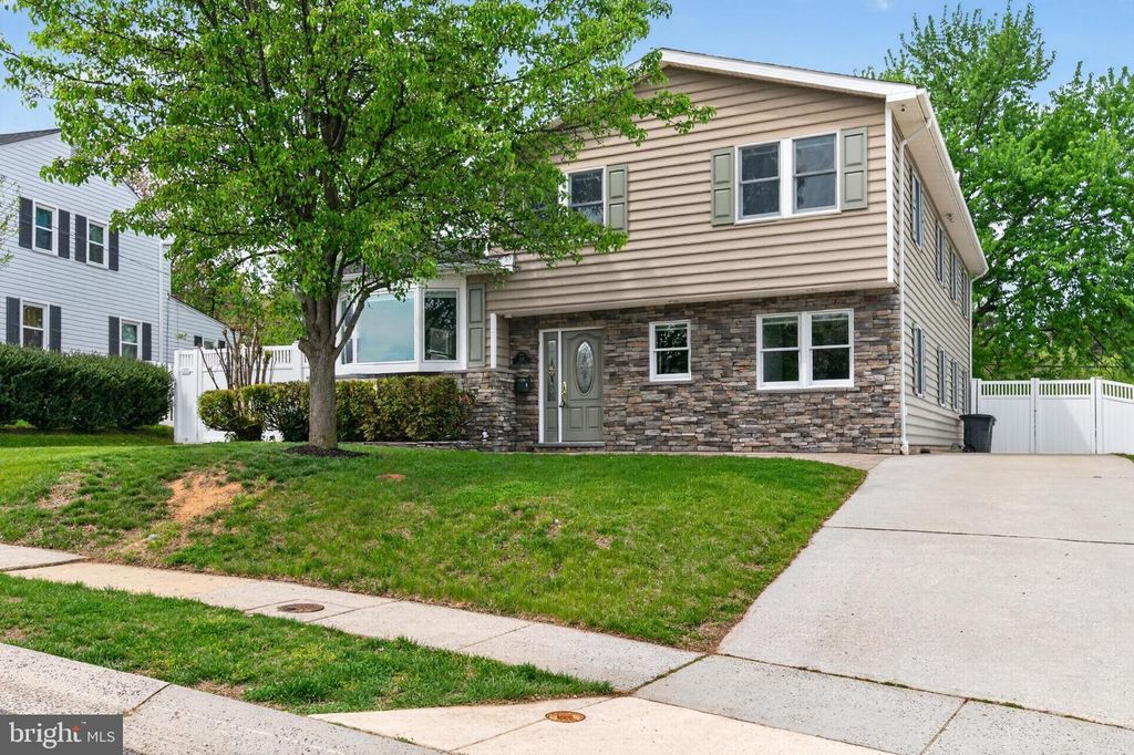 Image 2 of property listing at 416 SUDBURY RD, Linthicum Heights, MD 21090