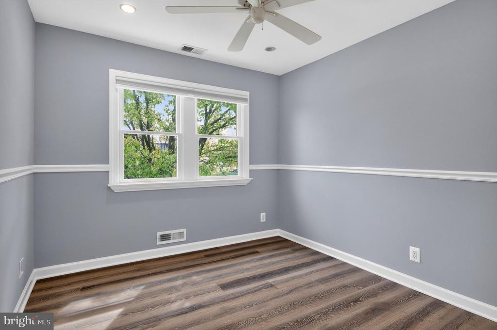 Image 25 of property listing at 416 SUDBURY RD, Linthicum Heights, MD 21090