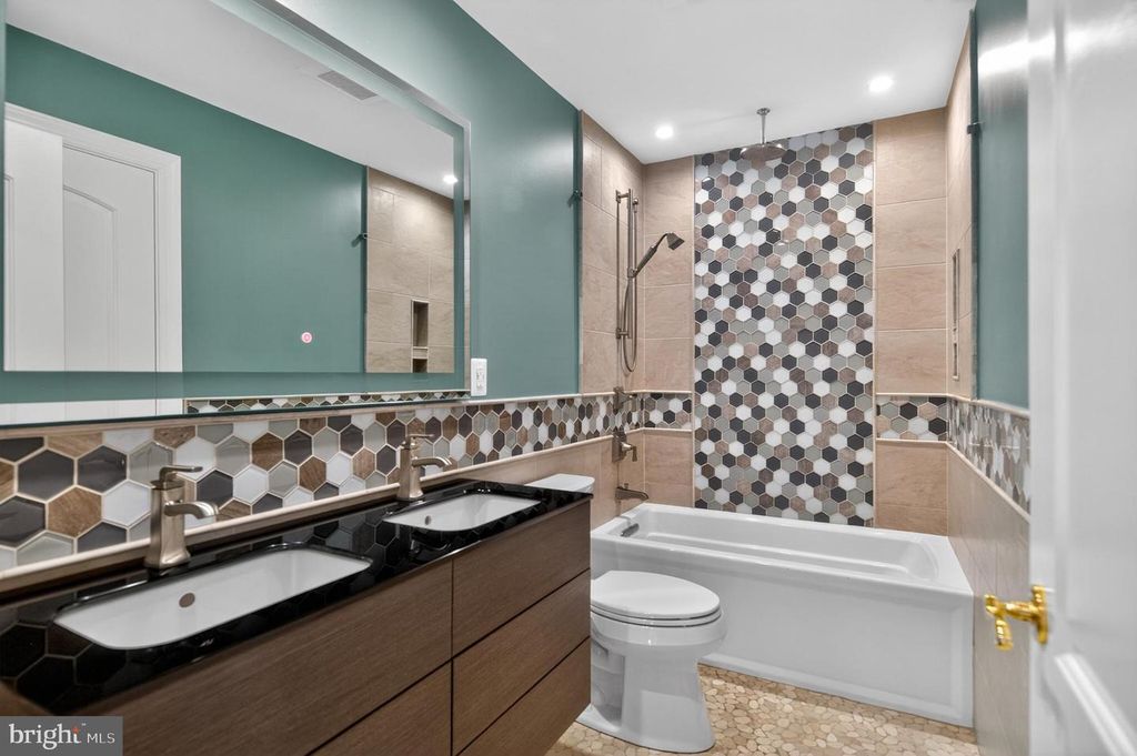 Image 26 of property listing at 416 SUDBURY RD, Linthicum Heights, MD 21090