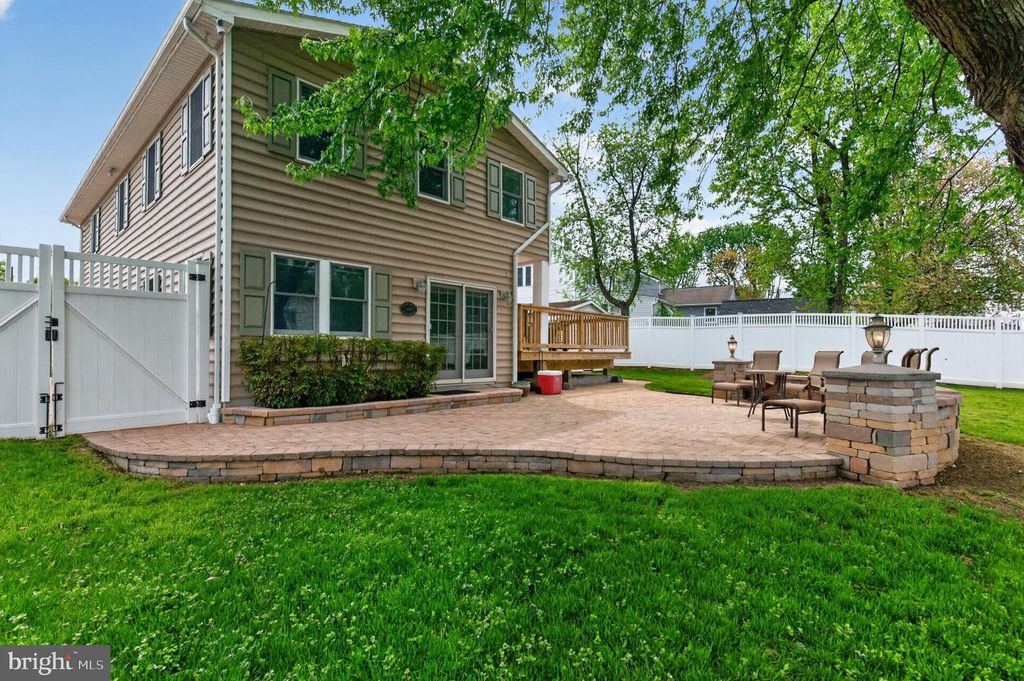 Image 3 of property listing at 416 SUDBURY RD, Linthicum Heights, MD 21090