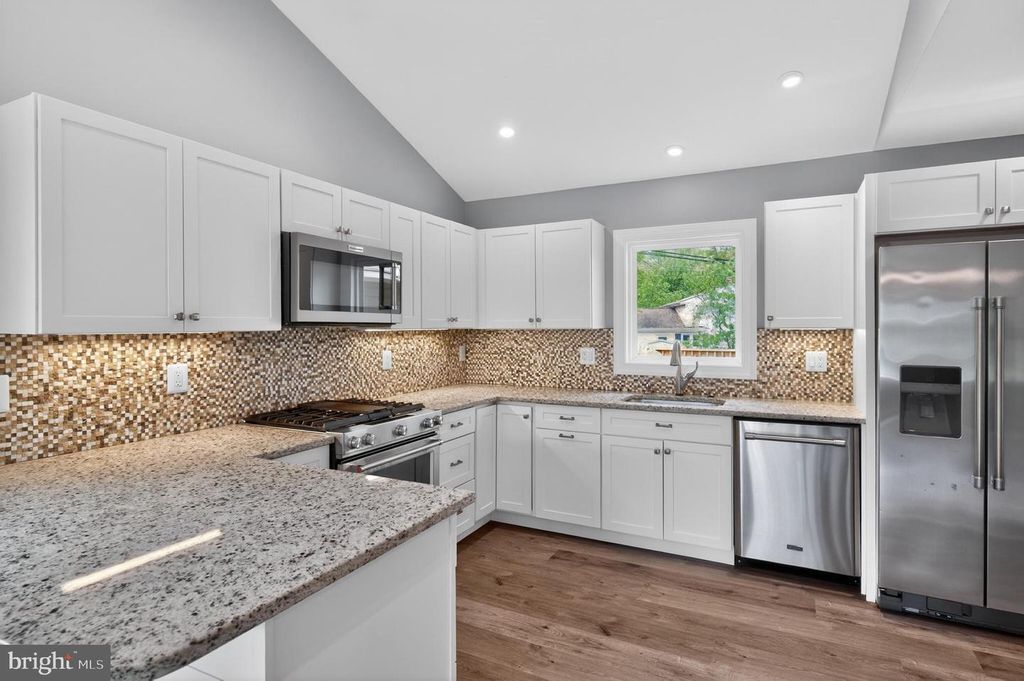 Image 4 of property listing at 416 SUDBURY RD, Linthicum Heights, MD 21090