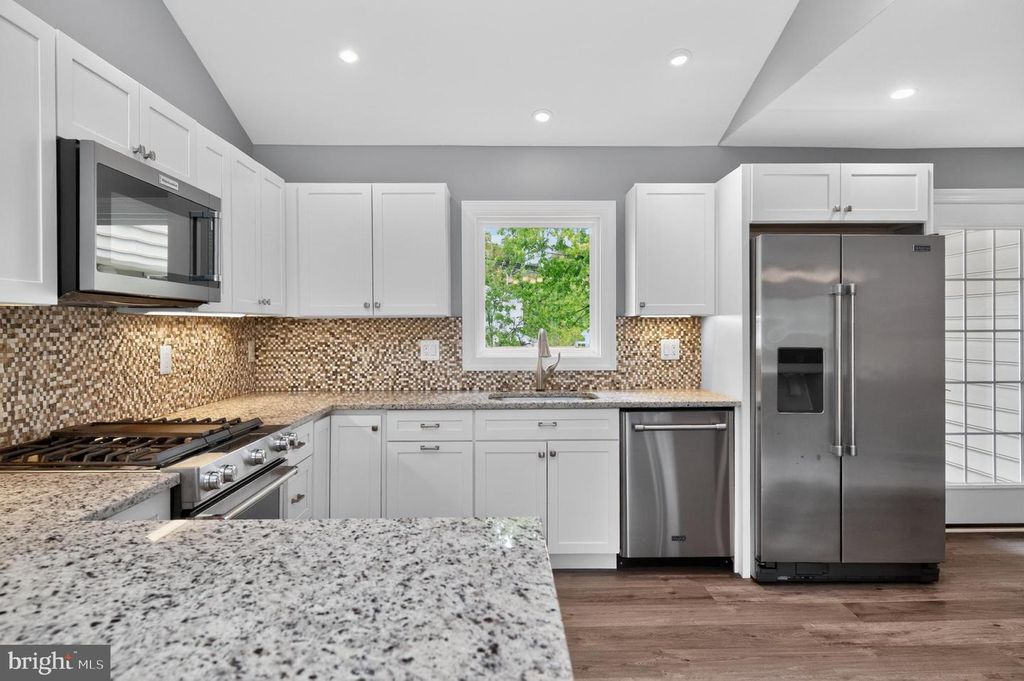 Image 5 of property listing at 416 SUDBURY RD, Linthicum Heights, MD 21090