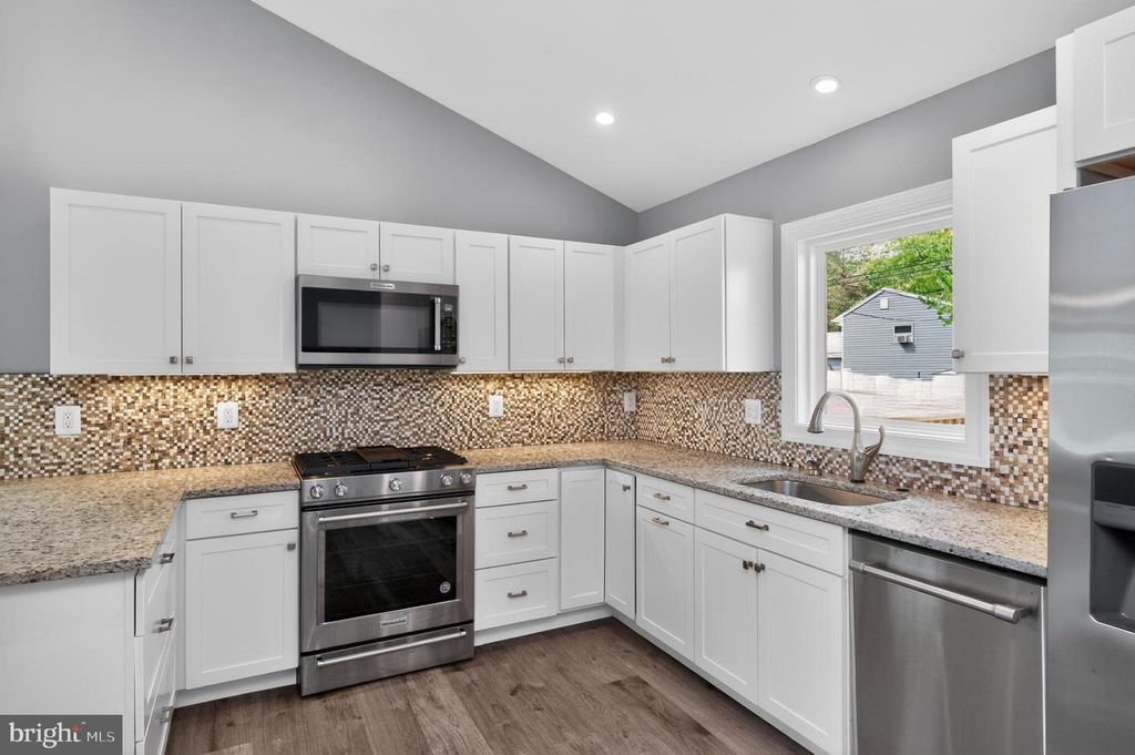 Image 6 of property listing at 416 SUDBURY RD, Linthicum Heights, MD 21090