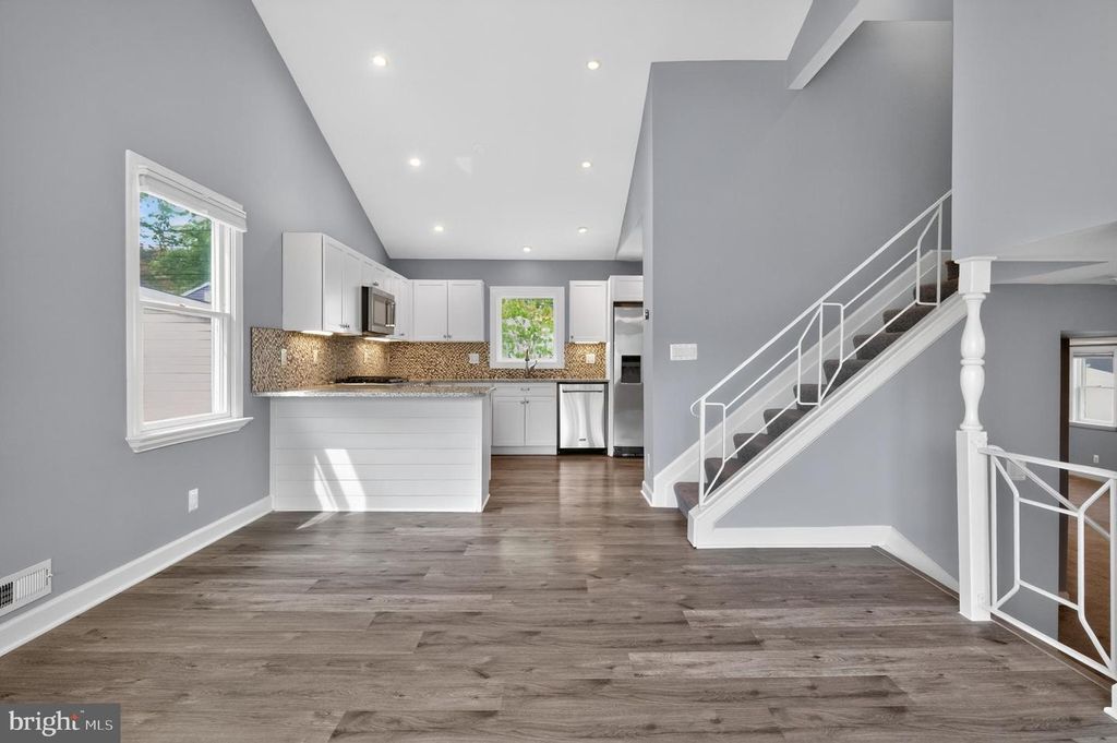 Image 9 of property listing at 416 SUDBURY RD, Linthicum Heights, MD 21090