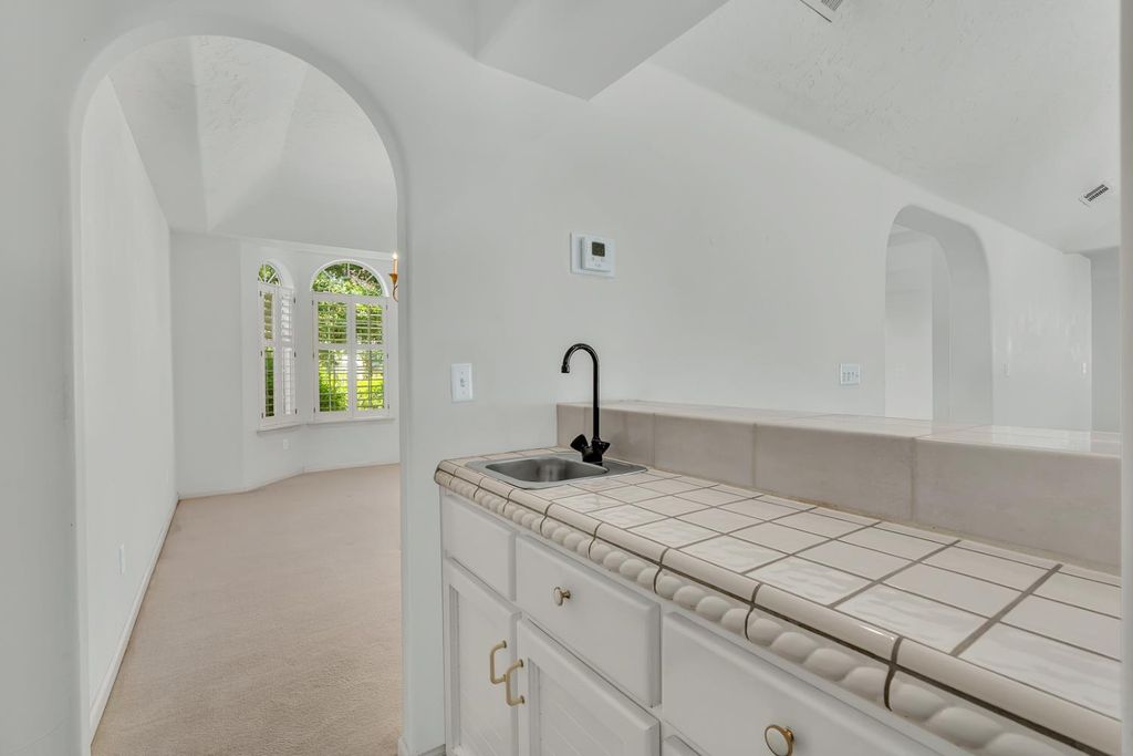 Image 10 of property listing at 9484 N Woodmont Drive, Fresno, CA 93720