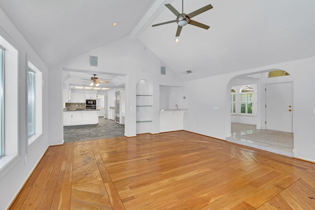 Image 11 of property listing at 9484 N Woodmont Drive, Fresno, CA 93720