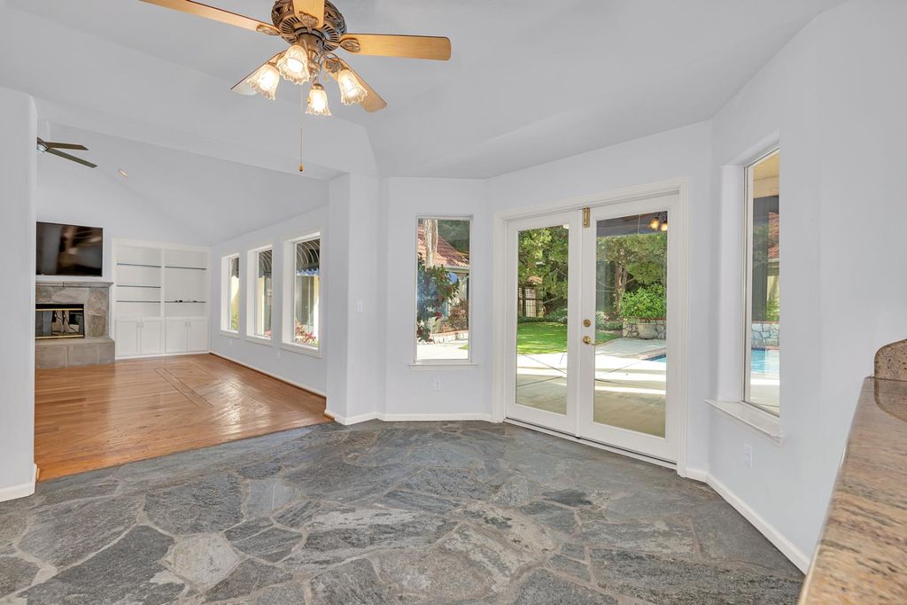 Image 12 of property listing at 9484 N Woodmont Drive, Fresno, CA 93720