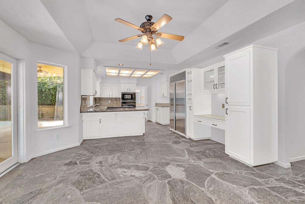 Image 14 of property listing at 9484 N Woodmont Drive, Fresno, CA 93720