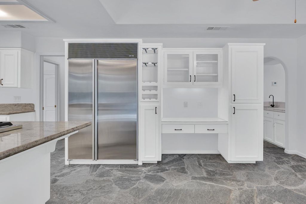 Image 15 of property listing at 9484 N Woodmont Drive, Fresno, CA 93720