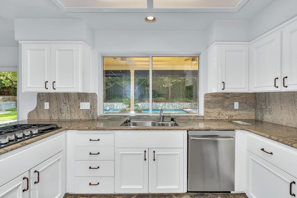 Image 16 of property listing at 9484 N Woodmont Drive, Fresno, CA 93720