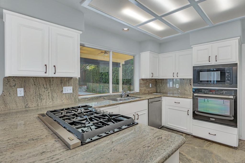 Image 17 of property listing at 9484 N Woodmont Drive, Fresno, CA 93720