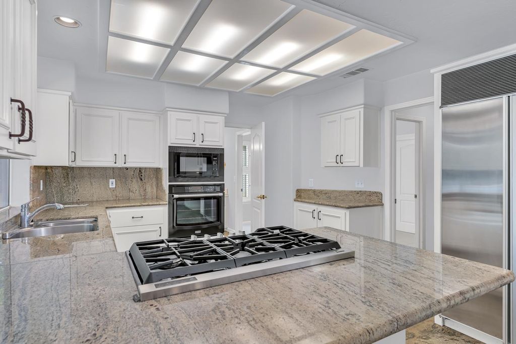 Image 18 of property listing at 9484 N Woodmont Drive, Fresno, CA 93720