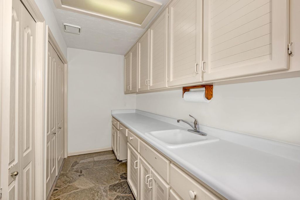 Image 22 of property listing at 9484 N Woodmont Drive, Fresno, CA 93720