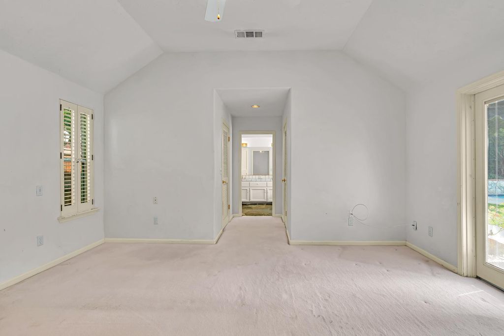 Image 26 of property listing at 9484 N Woodmont Drive, Fresno, CA 93720