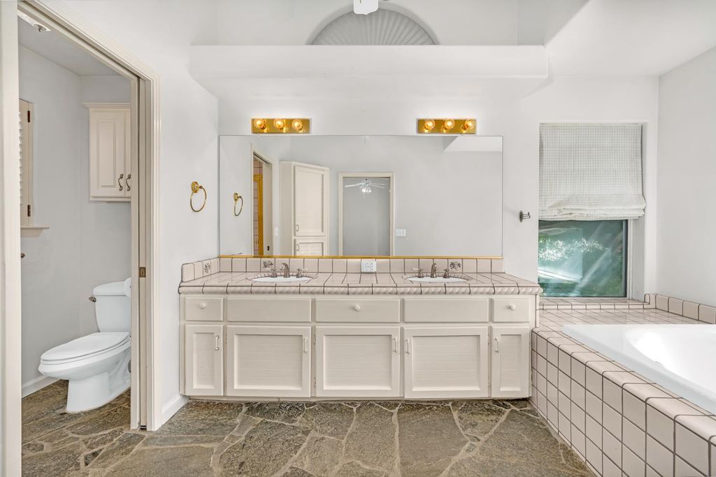 Image 27 of property listing at 9484 N Woodmont Drive, Fresno, CA 93720