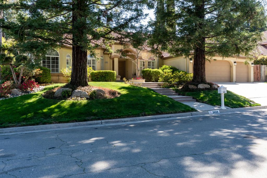 Image 3 of property listing at 9484 N Woodmont Drive, Fresno, CA 93720