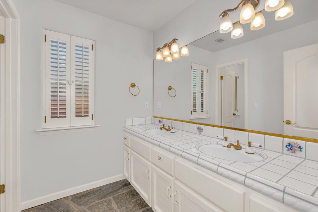 Image 30 of property listing at 9484 N Woodmont Drive, Fresno, CA 93720