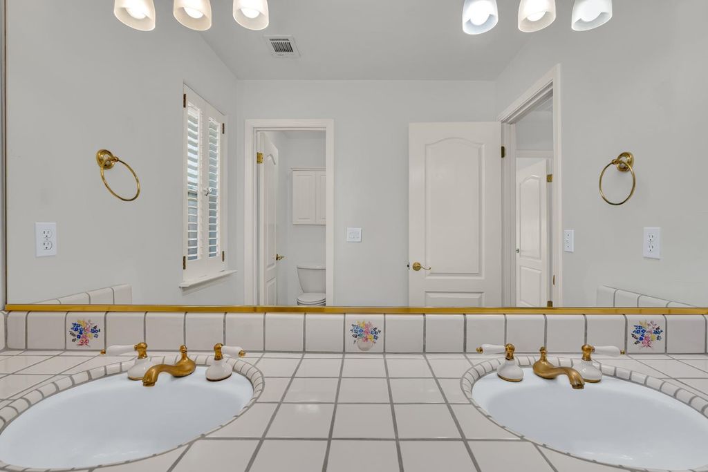 Image 31 of property listing at 9484 N Woodmont Drive, Fresno, CA 93720