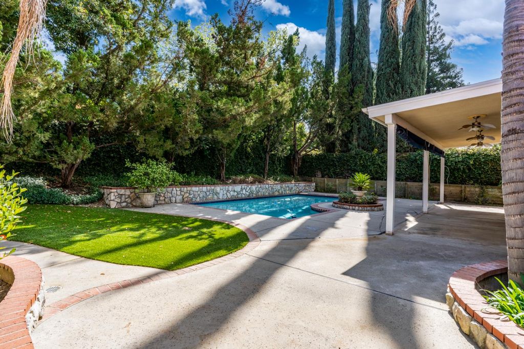 Image 36 of property listing at 9484 N Woodmont Drive, Fresno, CA 93720