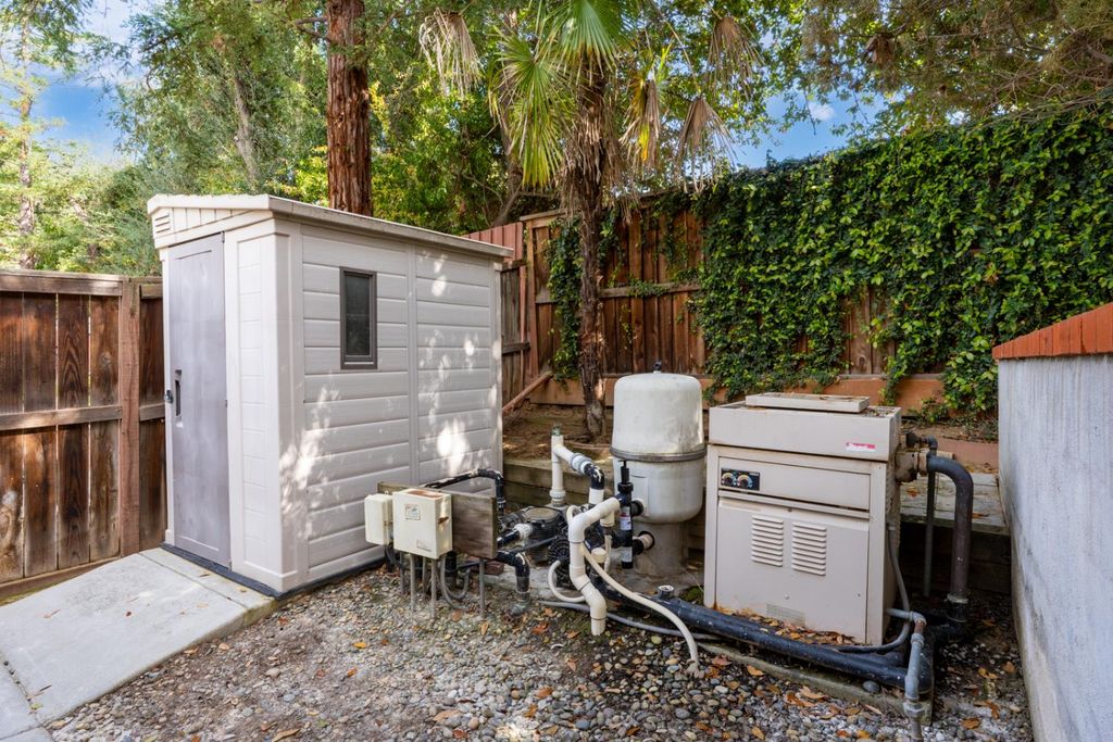 Image 42 of property listing at 9484 N Woodmont Drive, Fresno, CA 93720