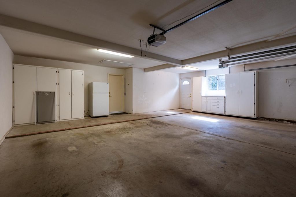 Image 43 of property listing at 9484 N Woodmont Drive, Fresno, CA 93720