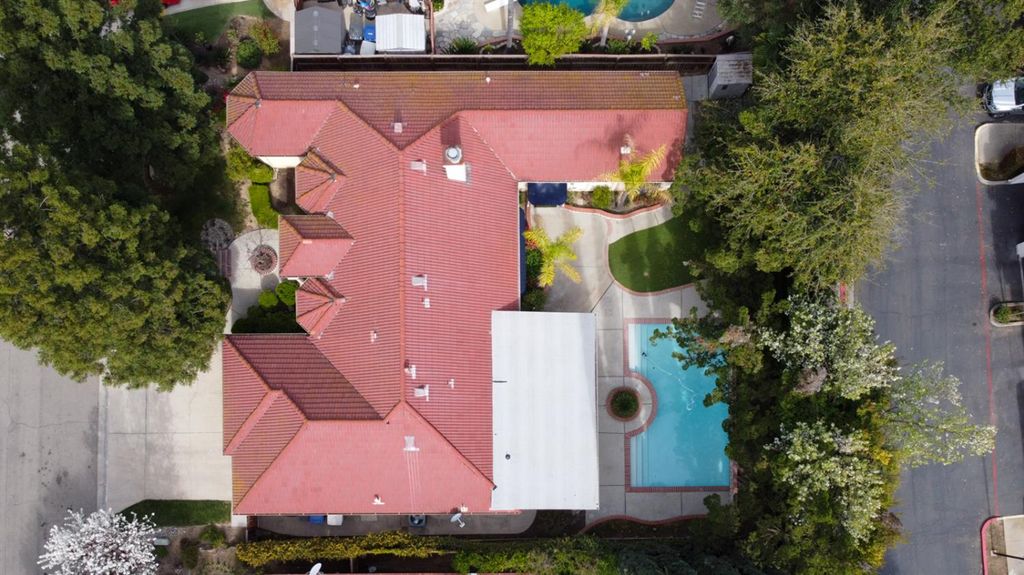 Image 5 of property listing at 9484 N Woodmont Drive, Fresno, CA 93720