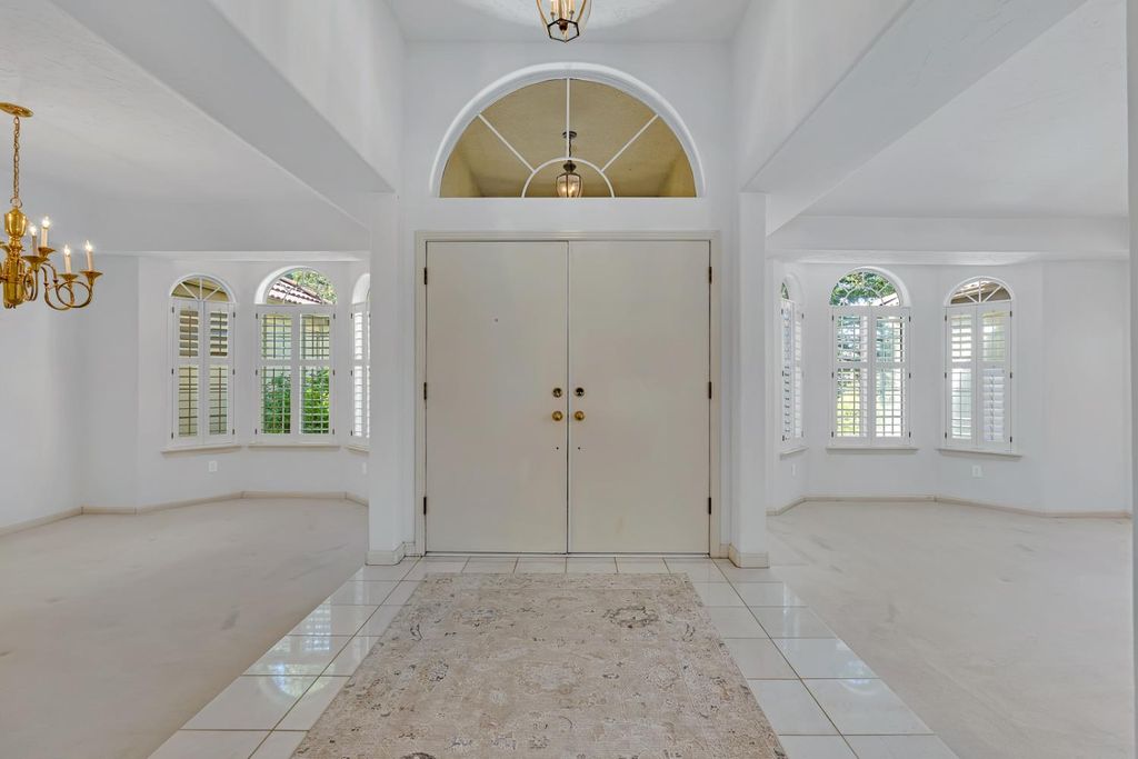 Image 7 of property listing at 9484 N Woodmont Drive, Fresno, CA 93720