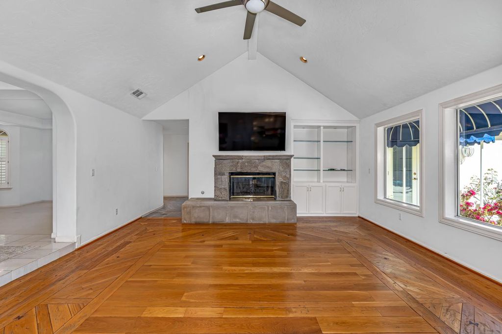 Image 8 of property listing at 9484 N Woodmont Drive, Fresno, CA 93720