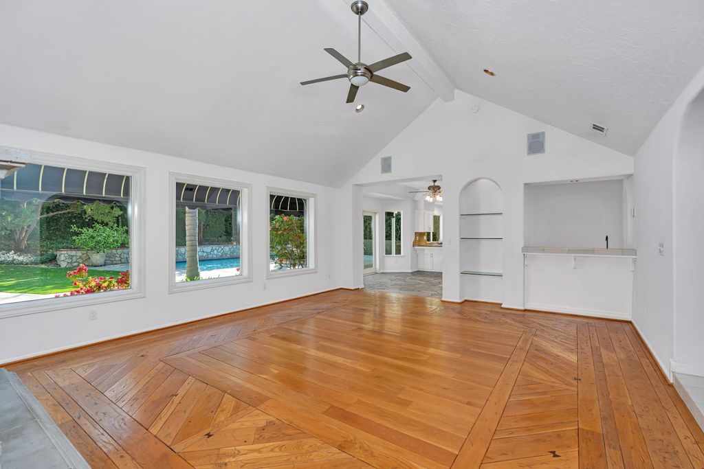 Image 9 of property listing at 9484 N Woodmont Drive, Fresno, CA 93720