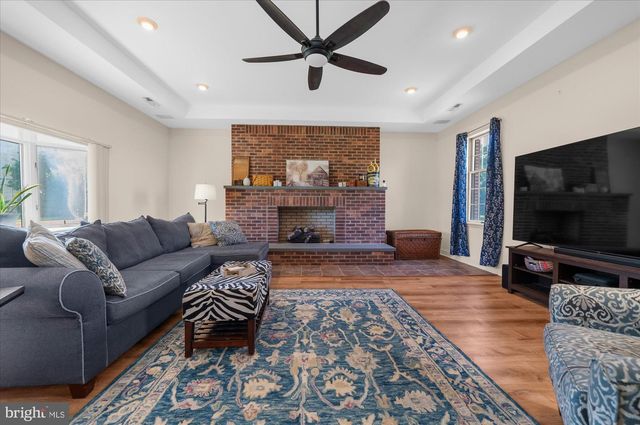 735 E TOWNSHIP LINE RD, Blue Bell, PA 19422
