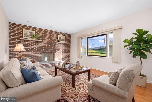 735 E TOWNSHIP LINE RD, Blue Bell, PA 19422