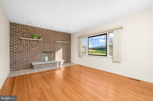 735 E TOWNSHIP LINE RD, Blue Bell, PA 19422