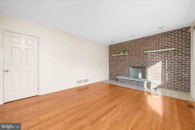 735 E TOWNSHIP LINE RD, Blue Bell, PA 19422