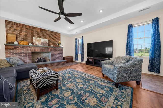 735 E TOWNSHIP LINE RD, Blue Bell, PA 19422