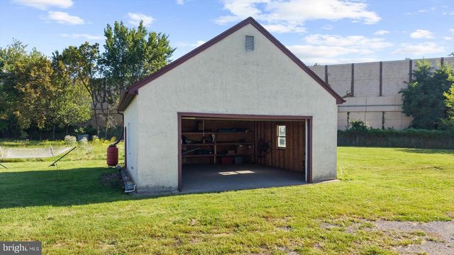 735 E TOWNSHIP LINE RD, Blue Bell, PA 19422