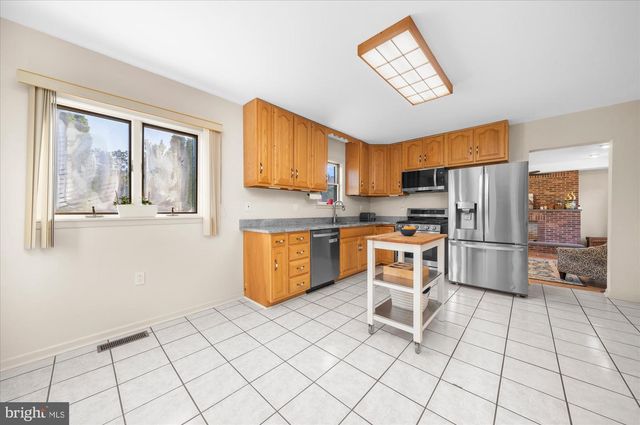 735 E TOWNSHIP LINE RD, Blue Bell, PA 19422