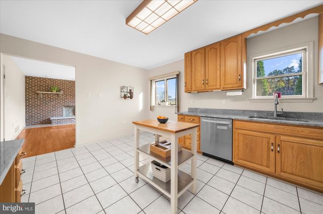 735 E TOWNSHIP LINE RD, Blue Bell, PA 19422