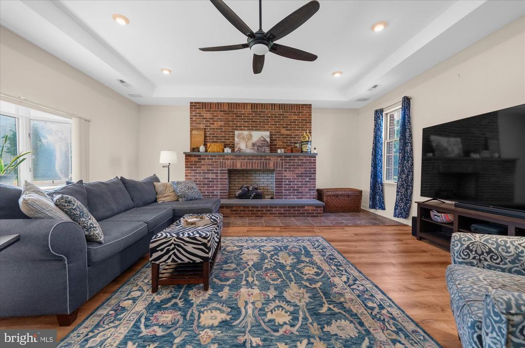 735 E TOWNSHIP LINE RD, BLUE BELL, PA 19422 — photo 2