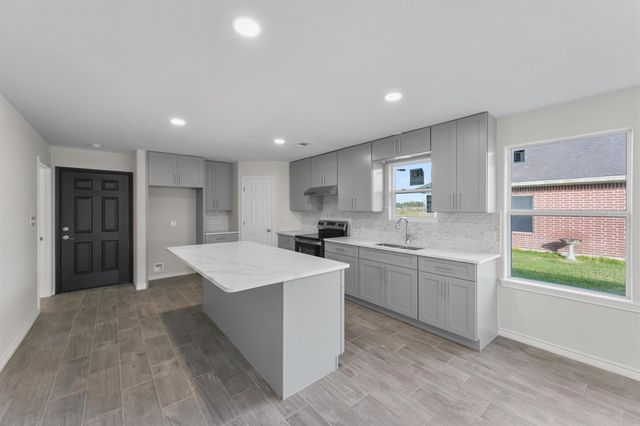 108 Sunset Heights Avenue, Dayton, TX 77535