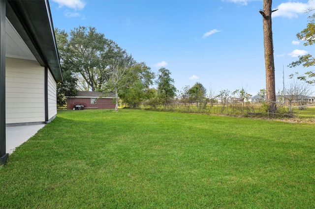 108 Sunset Heights Avenue, Dayton, TX 77535