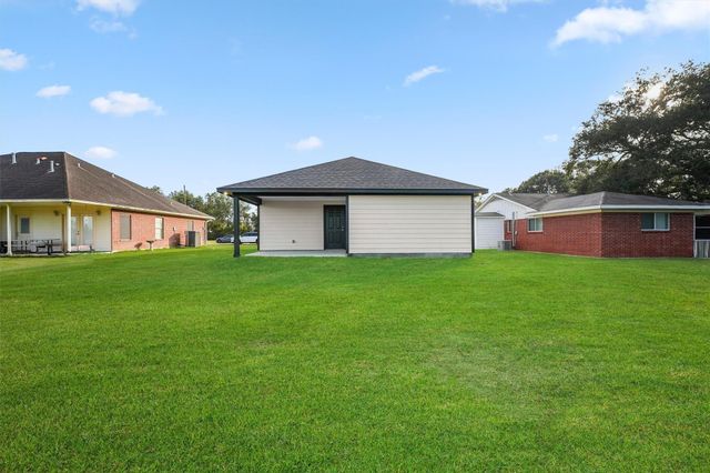 108 Sunset Heights Avenue, Dayton, TX 77535