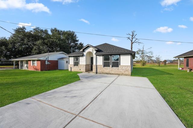 108 Sunset Heights Avenue, Dayton, TX 77535