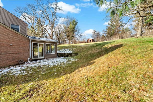 1523 Hastings Mill Rd, Upper St Clair, PA 15241