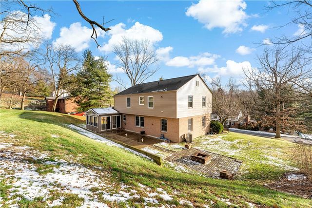 1523 Hastings Mill Rd, Upper St Clair, PA 15241