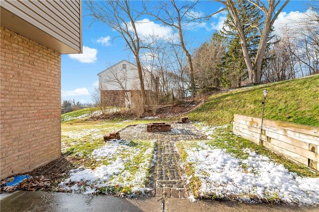 1523 Hastings Mill Rd, Upper St Clair, PA 15241