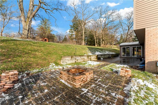 1523 Hastings Mill Rd, Upper St Clair, PA 15241