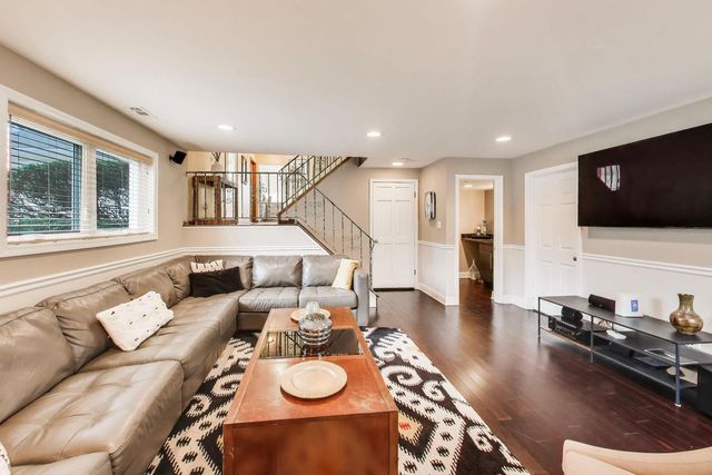 2412 Happy Hollow Road, Glenview, IL 60026