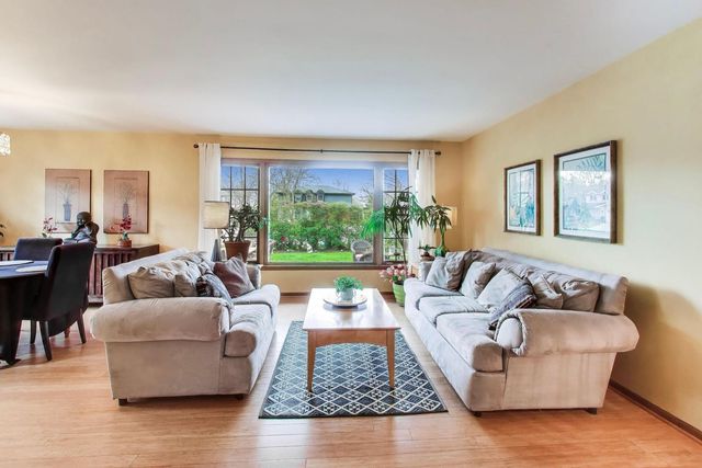 2412 Happy Hollow Road, Glenview, IL 60026