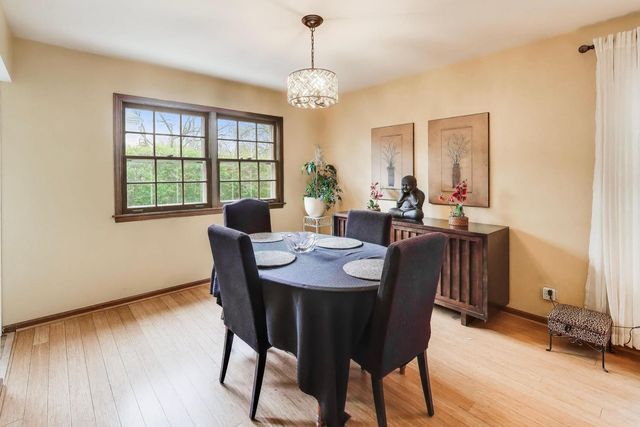 2412 Happy Hollow Road, Glenview, IL 60026