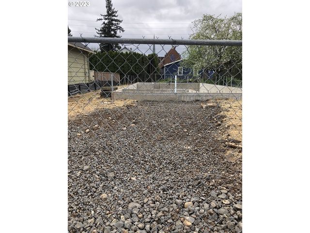 8040 Se KNIGHT St, Portland, OR 97206